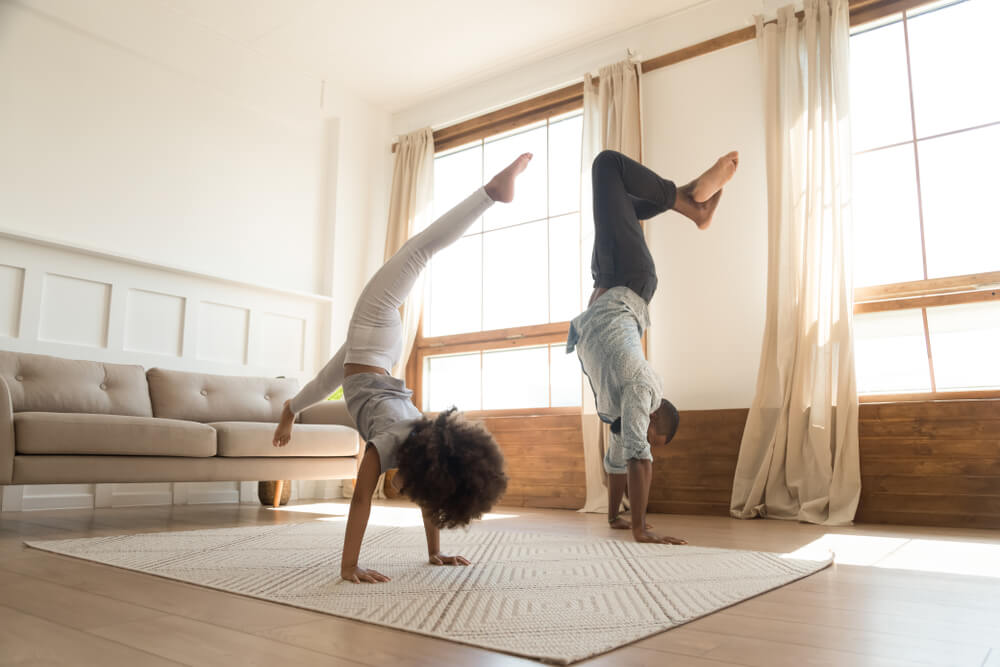 Yoga na Prática: Uma prática de yoga rápida e descomplicada para fazer em  casa.