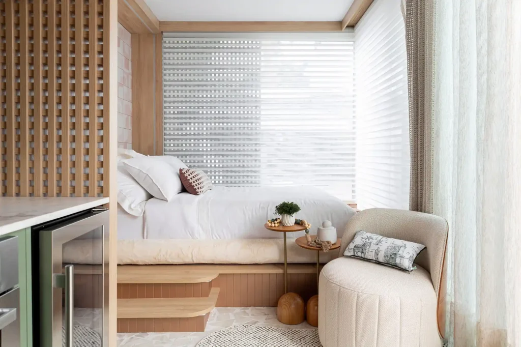 Design compacto de quarto com funcionalidade e afeto, ideal para viver de forma eficiente e acolhedora em espaços reduzidos.