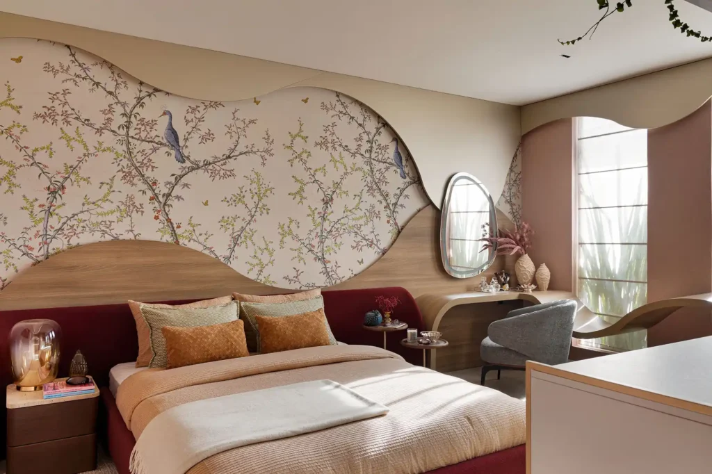 Quarto com iluminação suave e atmosfera intimista, decorado com detalhes delicados na parede, espelho e iluminação natural que realça o ambiente acolhedor.