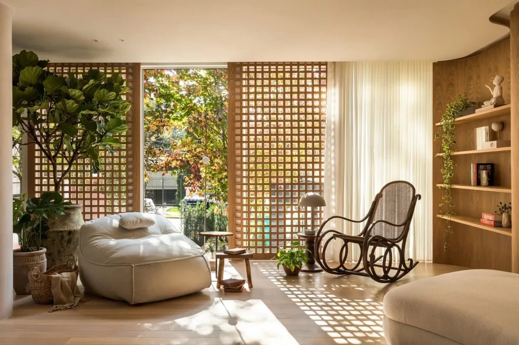 Ambiente acolhedor na CASACOR Paraná, decorado com formas orgânicas, texturas aconchegantes e móveis de design contemporâneo, ideal para momentos de relaxamento.