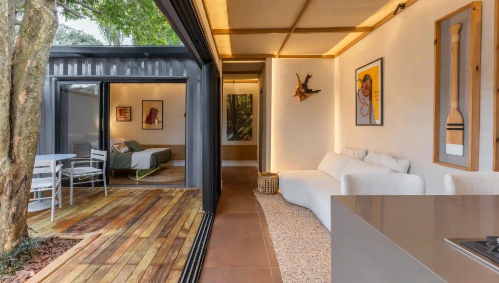 Ambiente de casa moderna no evento CASACOR Paraná, destacando integração entre espaço interno e externo, funcionalidade e bem-estar com design contemporâneo e sutil.