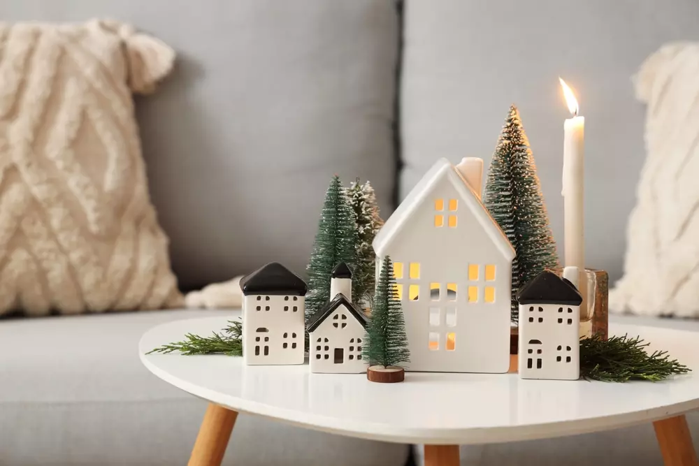 adorno casinha de Natal na mesa da sala