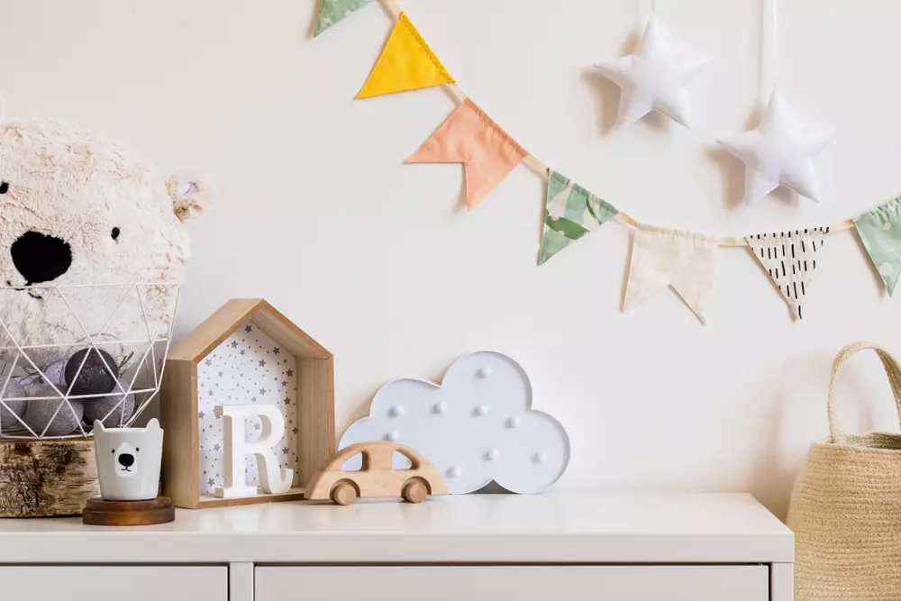 adorno casinha de madeira vazado em quarto infantil