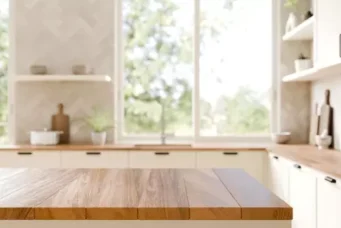 Bancada de madeira na cozinha com acabamento natural, destaque para a textura e a beleza da madeira, ideal para transformar o espaço e oferecer funcionalidade.