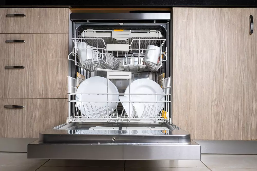 Um lava-louças embutido na cozinha. Vantagens dos eletrodomésticos embutidos além da estética, como maior aproveitamento de espaço, integração com o design da cozinha e praticidade no dia a dia.