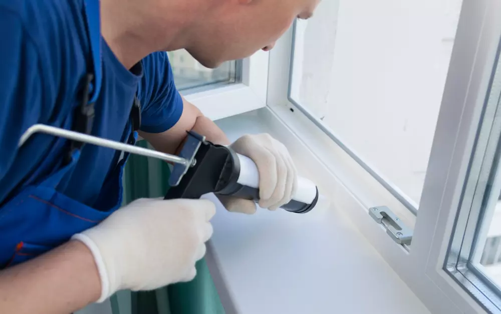 Profissional instalando vedação em janela para garantir eficiência do design antipragas, destacando a importância da vedação como principal aliada no sistema.