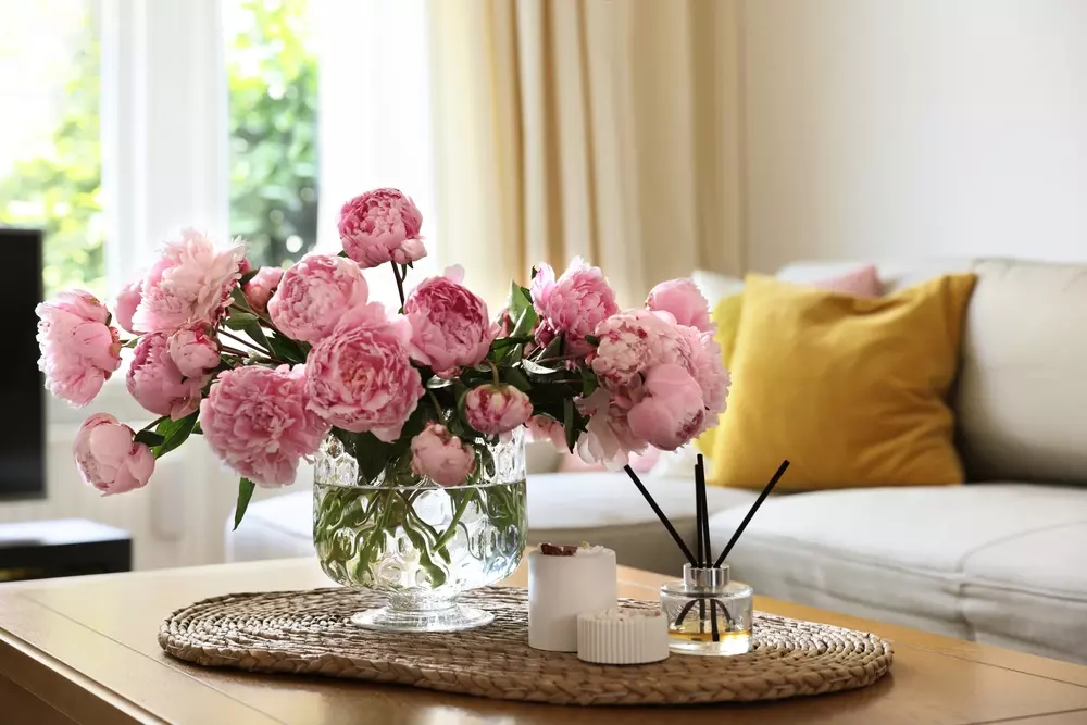 Decoração delicada com flores de rosas cor de rosa em estilo romântico, ideal para criar um ambiente acolhedor e encantador na sala de estar.
