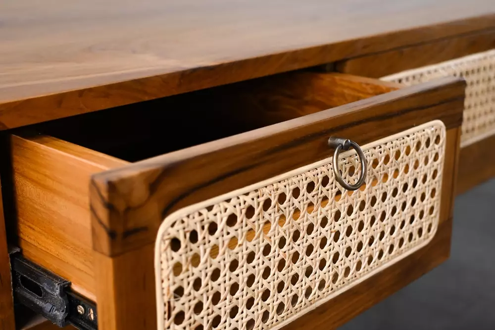 Uma cômoda de madeira com detalhes em palhinha indiana, destacando a beleza e o estilo do móvel ideal para o lar na Brasil.