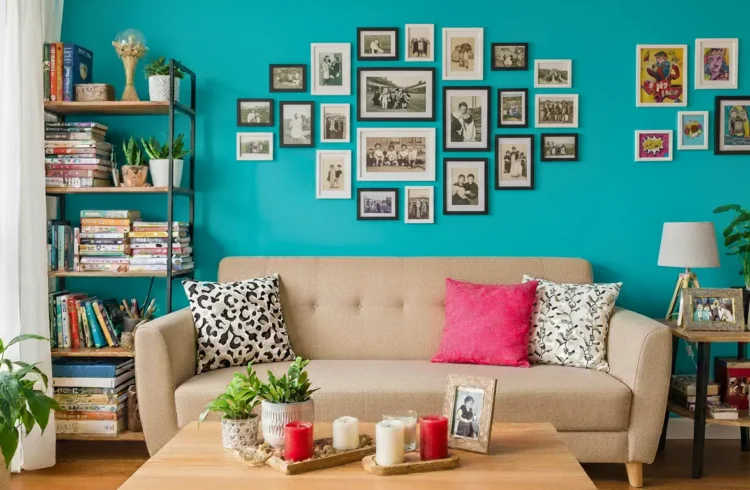 Decoração cluttercore com parede de quadros decorativos, sofá bege com almofadas coloridas, prateleira cheia de livros, e plantas na sala aconchegante
