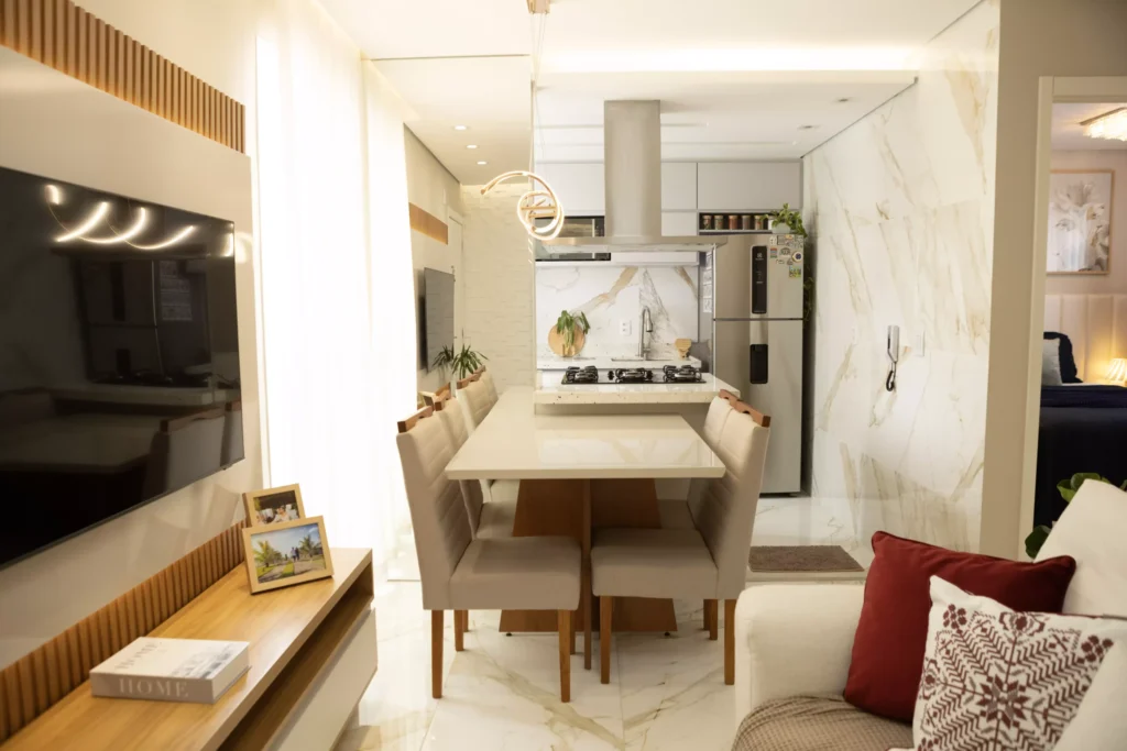 Apartamento moderno no empreendimento MRV ideal para quem deseja comprar juntos um imóvel, com sala de jantar, cozinha integrada e decoração aconchegante.