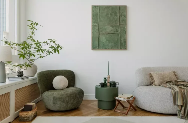 Decoração de sala moderna com móveis confortáveis, plantas verdes e detalhes em tom de verde, criando ambiente aconchegante e elegante