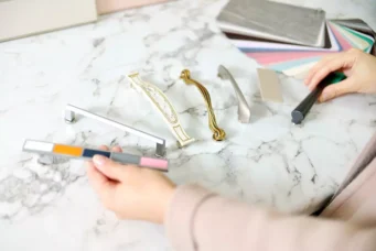 Escolha entre diferentes puxadores de metal em acabamento dourado e prata para renovar móveis e armários com estilo e elegância.