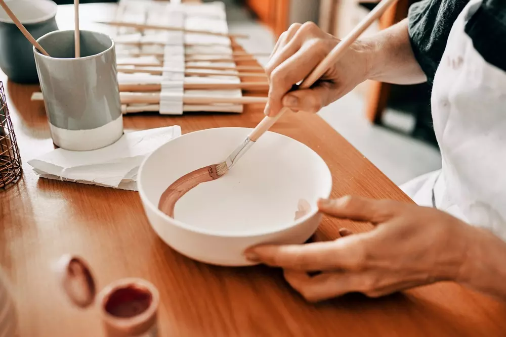 Arte em cerâmica artesanal para decoração de primavera, com detalhes personalizados e técnicas de pintura manual