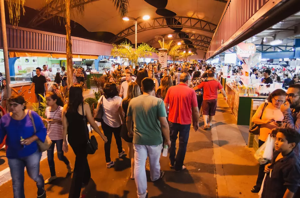 Feira Central de Campo Grande no Mato Grosso do Sul, destaque para movimento de pessoas em uma feira típica na cidade, promovendo as melhores cidades de Mato Grosso do Sul.