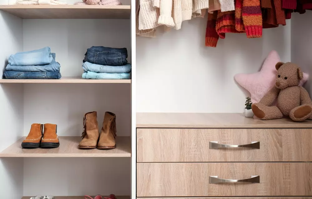 Amário organizado com roupas dobradas, sapatos e roupas penduradas, incluindo mantas de lã e brinquedos de pelúcia. 