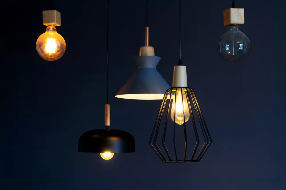 Iluminação decorativa com luminárias de estilo boho moto, ideal para decorar ambientes com um toque moderno e aconchegante.