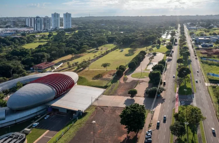 Imagem aérea de uma área urbana em Mato Grosso do Sul, com prédios modernos ao fundo, ruas bem estruturadas e áreas verdes bem cuidadas, destacando as melhores cidades de Mato Grosso do Sul