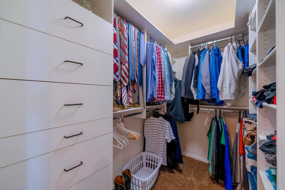 Closet na parede com roupas limpas e bem ventiladas, ideal para controlar o mofo e manter o ambiente saudável.