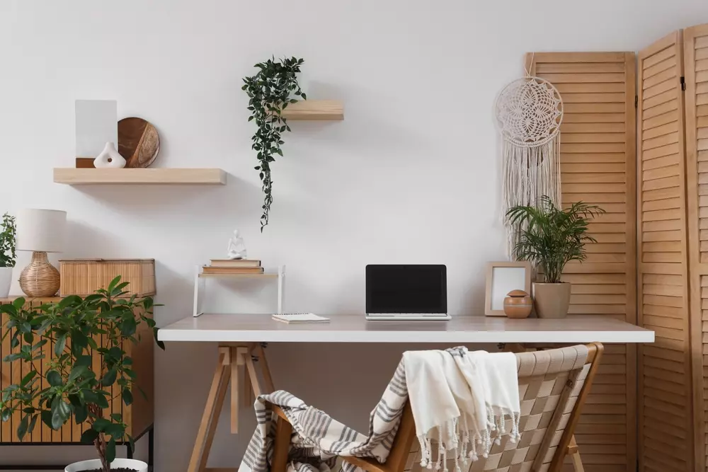 Espaço de trabalho organizado com decoração minimalista, plantas e elementos de bem-estar, promovendo organização e saúde mental.