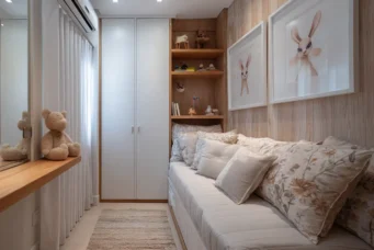 Aconchegante com poltrona com ursinho de pelúcia, estante de brinquedos, decoração de parede com desenhos de coelhinhos, guarda-roupa infantil e sofá confortável com almofadas florais.