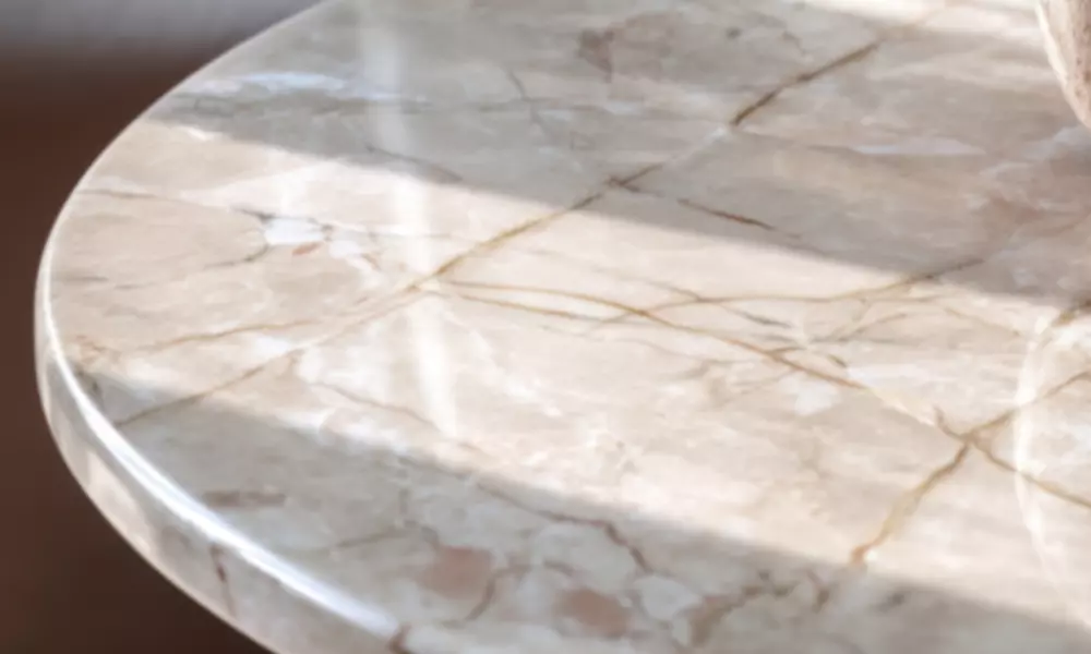 	
Tampo de mesa feito de pedra com acabamento polido, 