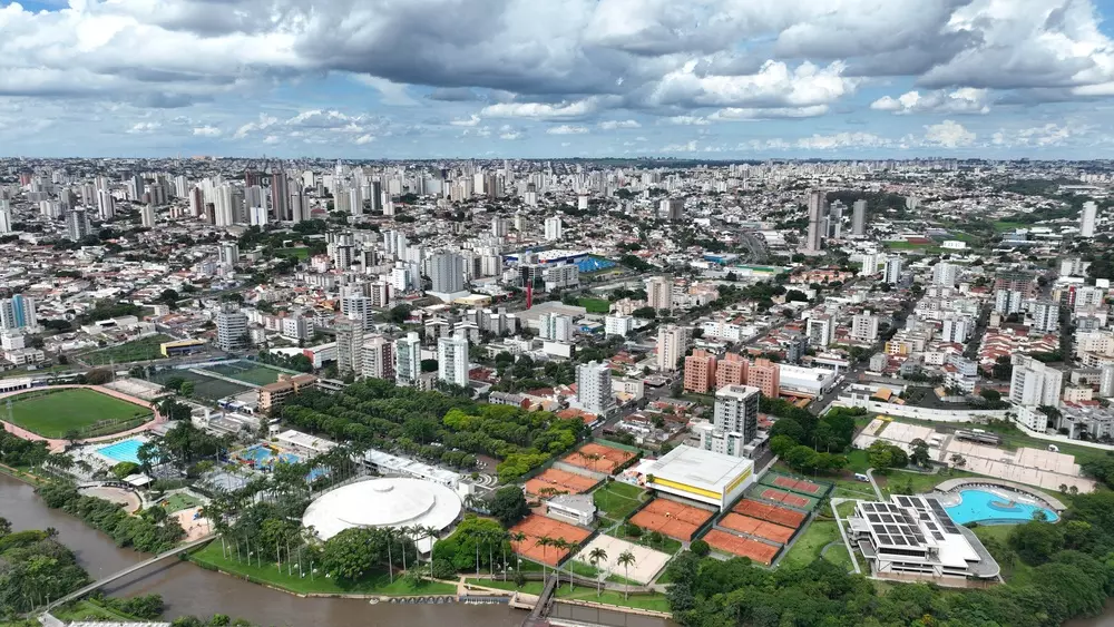 Imagem aérea da cidade de Uberlândia com destaque para o novo teto do Minha Casa Minha Vida, destacando a tabela de valores por cidade para facilitar o acesso às moradias populares.