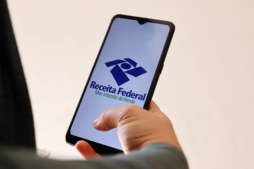 pessoa abrindo o aplicativo da receita federal no seu dispositivo móvel