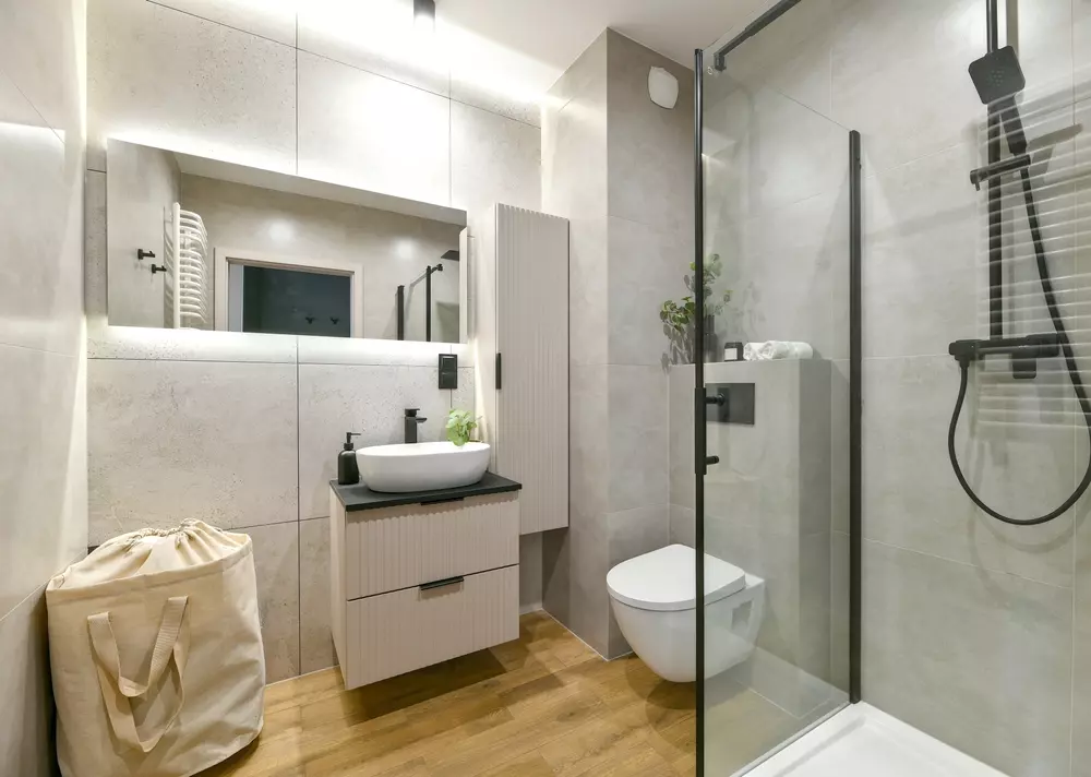 Interior moderno de uma tiny house com banheiro compacto, espaço otimizado, design clean, ducha eficiente e detalhes de decoração minimalista.