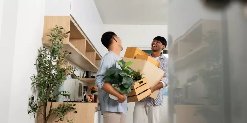 casal fazendo mudança após conquistar a casa própria