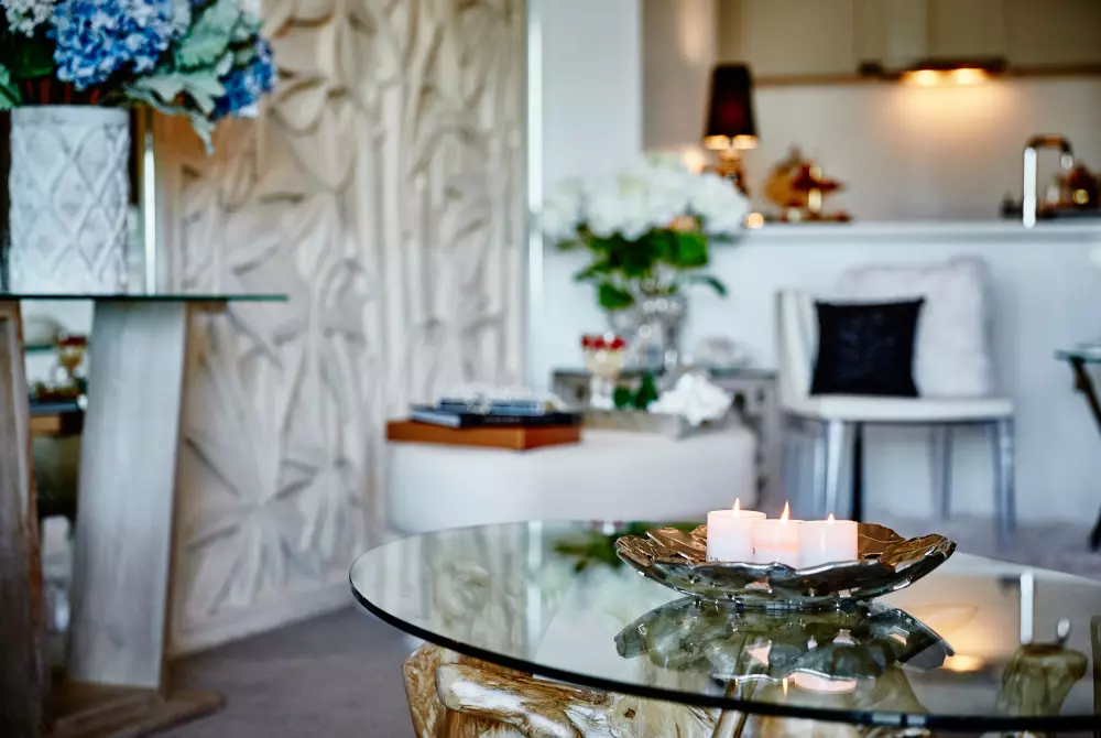 Centro de mesa discreto com velas em uma sala elegante, decoração moderna e ambiente acolhedor, ideal para eventos e jantares sofisticados.