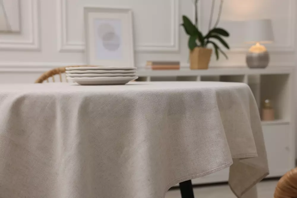 Toalha neutra de estilo minimalismo natalino sobre mesa de jantar em sala decorada com elementos modernos e elegantes.