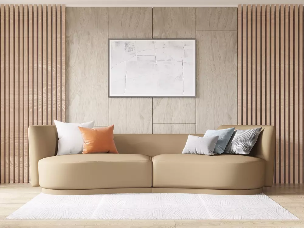 	
Decoração moderna com lambri de madeira na parede, sofá bege com almofadas coloridas, parede de revestimento de madeira clara e quadro decorativo.