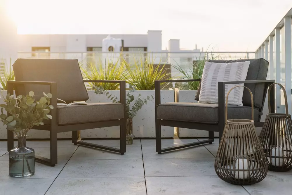 duas poltronas cinzas própria para serem utilizadas em varandas