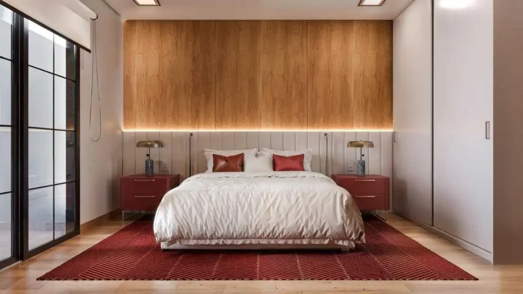 Quarto leve e moderno com cabeceira acolhedora, iluminação suave, decoração minimalista e tapete vermelho