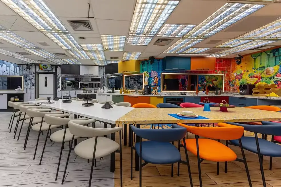 Cozinhas da decoração do BBB 26 com design orgânico, cores vibrantes e ambientes modernos, ideal para eventos e experiências gastronômicas inovadoras.