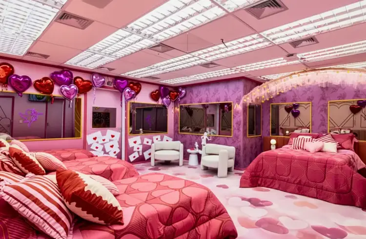 Quarto BBB26 Rosa decorado com balões de coração, cama rosa, televisão e decoração temática romântica