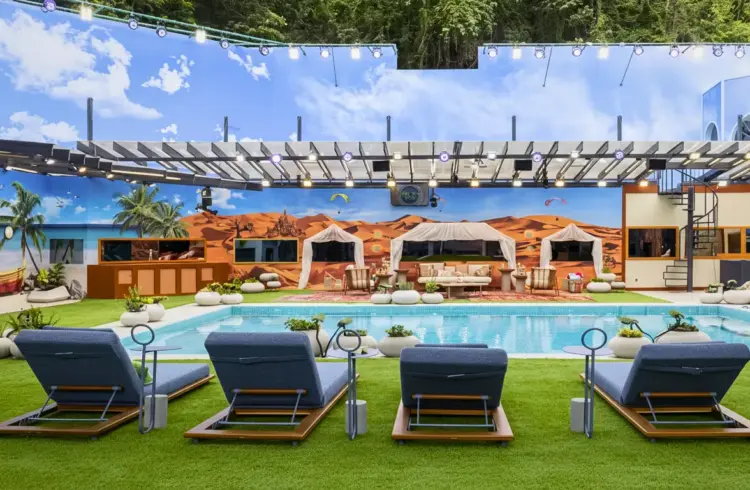 Área externa com piscina no BBB26, com espreguiçadeiras, toldos e cenário de deserto ao fundo