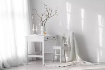 Sala decorada com objetos brancos e elegantes, fazendo referência à polêmica da cor do ano 2026.