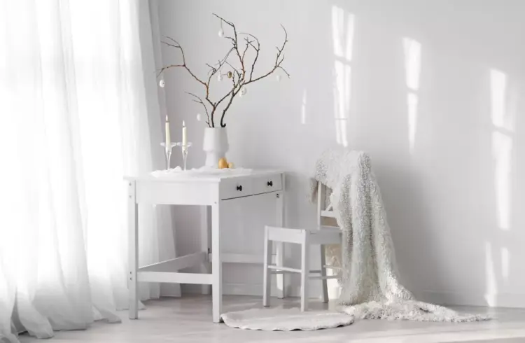 Sala decorada com objetos brancos e elegantes, fazendo referência à polêmica da cor do ano 2026.