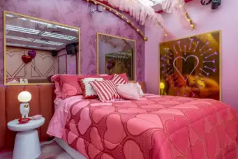 Quarto inspirado no BBB26 com decoração rosa, almofadas temáticas, iluminação especial e detalhes decorativos
