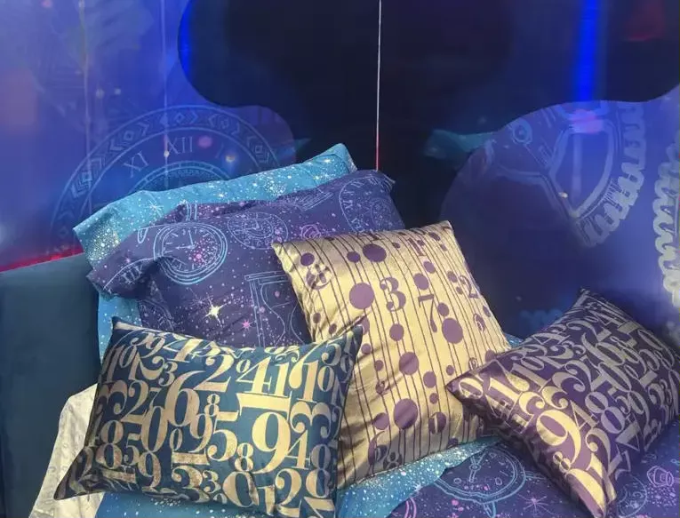 Quarto do BBB 26, conhecido como Quarto Eternidade, com decoração moderna e tecnológica