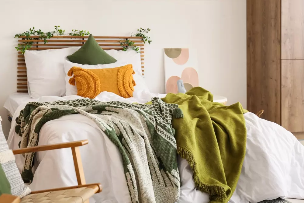 Quarto com decoração estilo Brazilcore, com cores tropicais, almofadas coloridas, cortinas de fibras naturais.