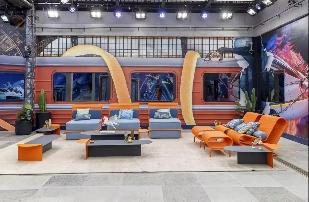 Decoração moderna com tema Biofilia na casa do BBB26, incluindo móveis coloridos, plantas, e uma parede de arte vibrante