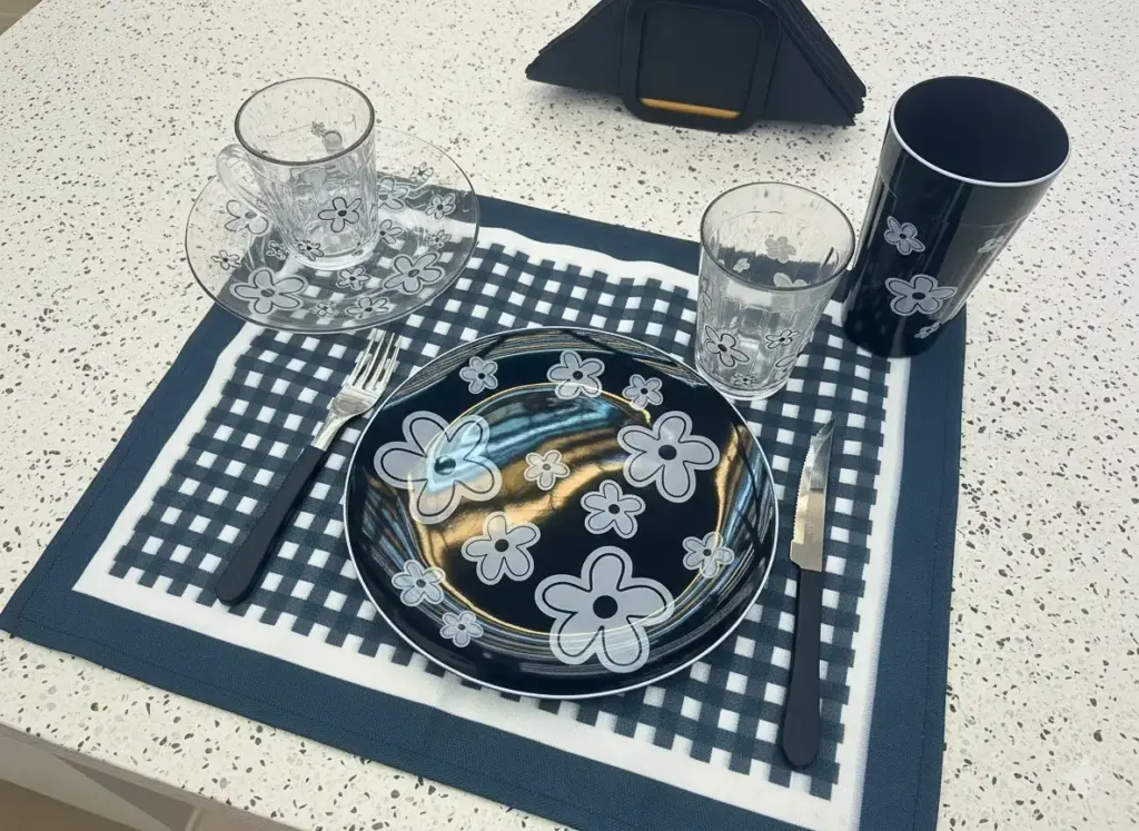 Conjunto de mesa para almoço ou jantar com prato, taças, copo e talheres em refeição preparada para o BBB26