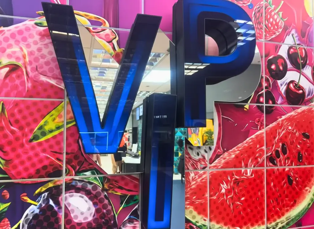 Logo do programa BBB26 na cozinha, decorada com frutas coloridas e vibrantes, típica do cenário