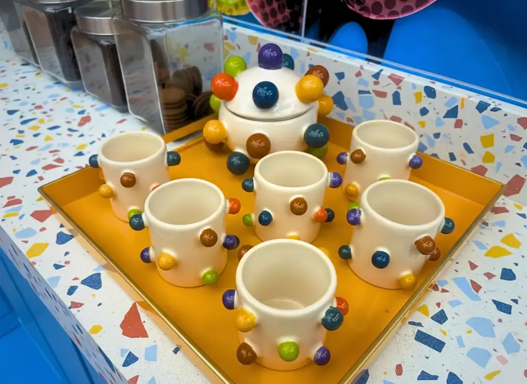 Vasos decorativos com bolinhas coloridas em uma mesa, relacionados a decoração dopamina no BBB26