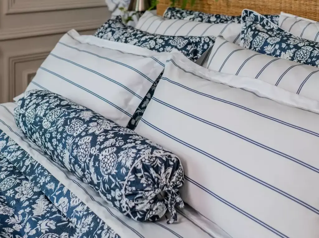 Decoração de quarto com roupas de cama Blue Gardenia em estilo clássico, promovendo divulgação da marca na ABUP
