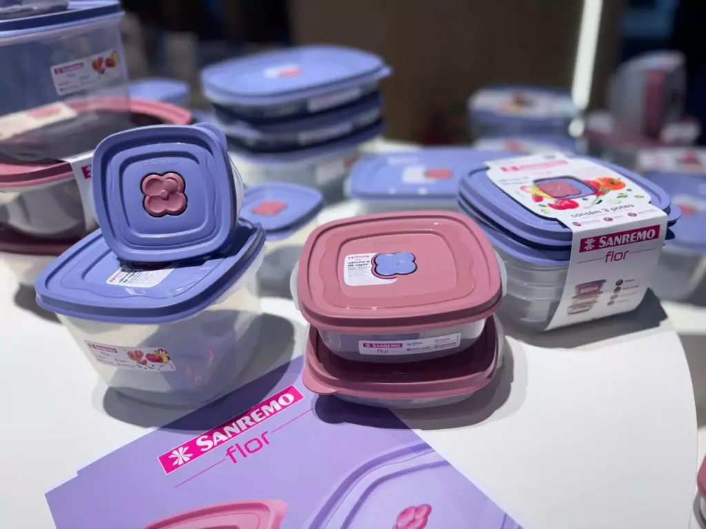 Recipientes plásticos de cores azul e rosa da linha Sanremo Flor, ideais para armazenamento de alimentos, no evento da ABUP