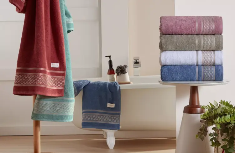 Exposição de toalhas de banho com diferentes cores e estampas, destacando as tendências para o ABUP Show 2026