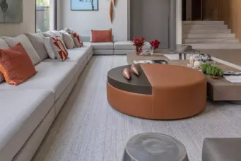 Projeto do escritório Patricia Penna Arquitetura & Design destacando o uso do couro na decoração.